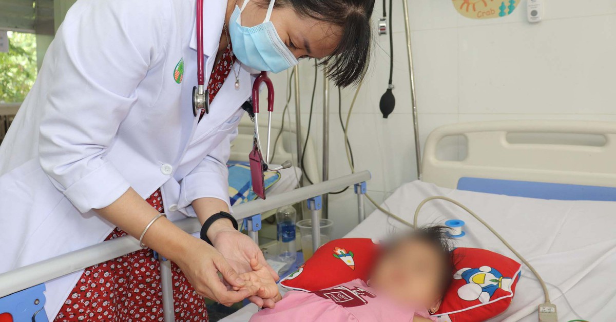 Dán miếng chống say tàu xe, bé 7 tuổi mất kiểm soát hành vi, nói nhảm