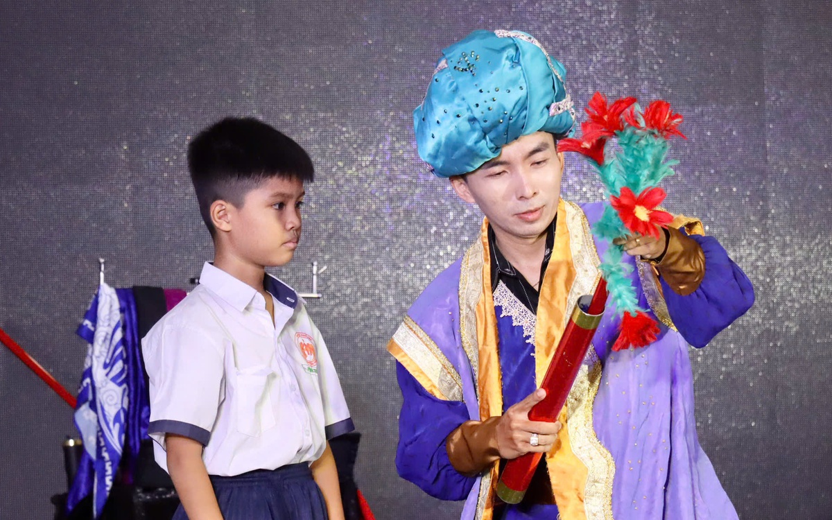 Một ngày làm tuổi thơ rực sáng: Sinh viên TP.HCM đưa kịch và ảo thuật đến trẻ em cơ nhỡ