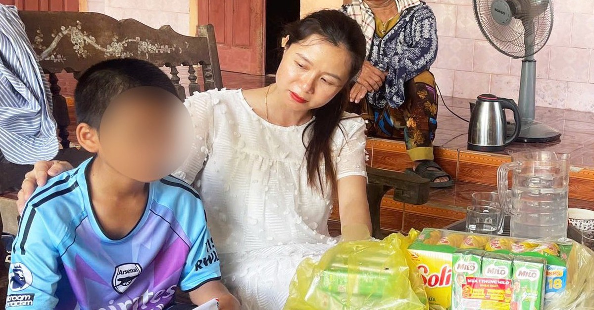 Bé trai nghi bị cha và mẹ kế đánh bầm tím mặt nhập viện điều trị