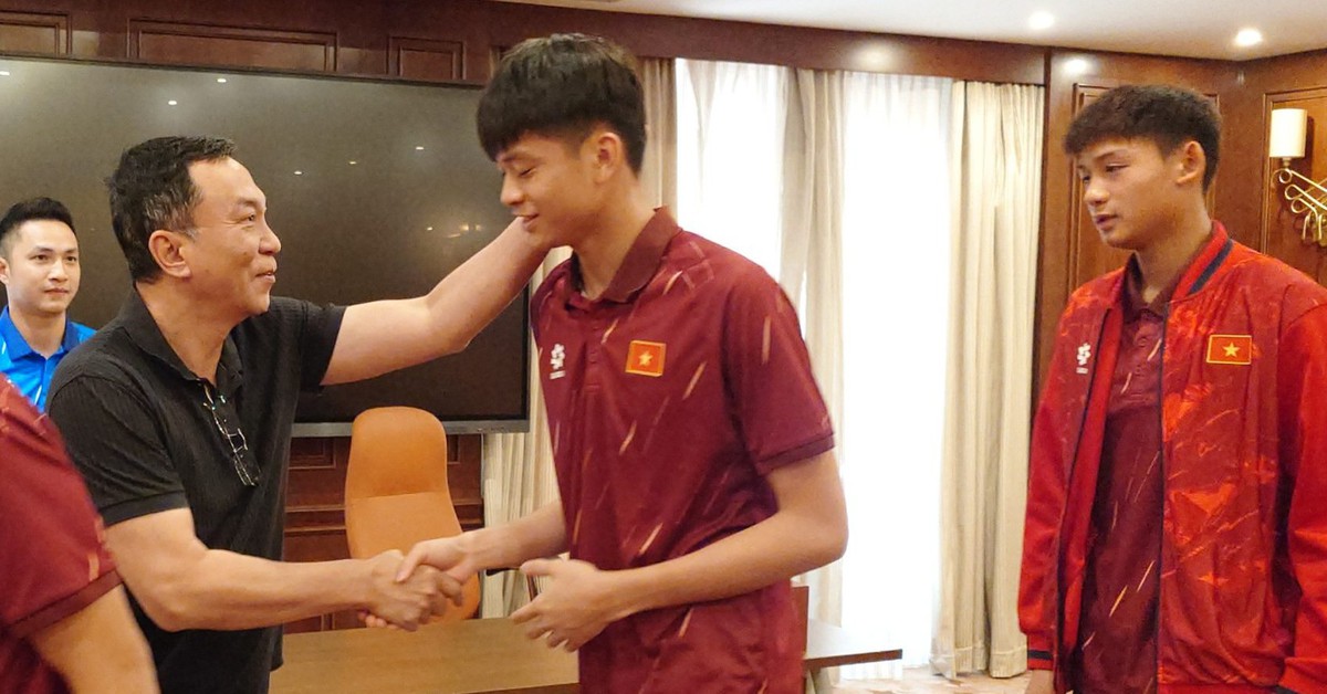 Chủ tịch VFF nhắn nhủ U17 Việt Nam trước 'cơn mưa lời khen' trên mạng xã hội