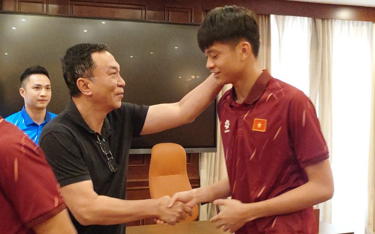Chủ tịch VFF nhắn nhủ U17 Việt Nam trước 'cơn mưa lời khen' trên mạng xã hội