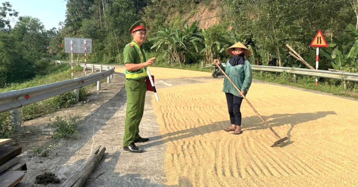 Công an nhắc nhở người dân không phơi lúa lấn chiếm lòng, lề đường