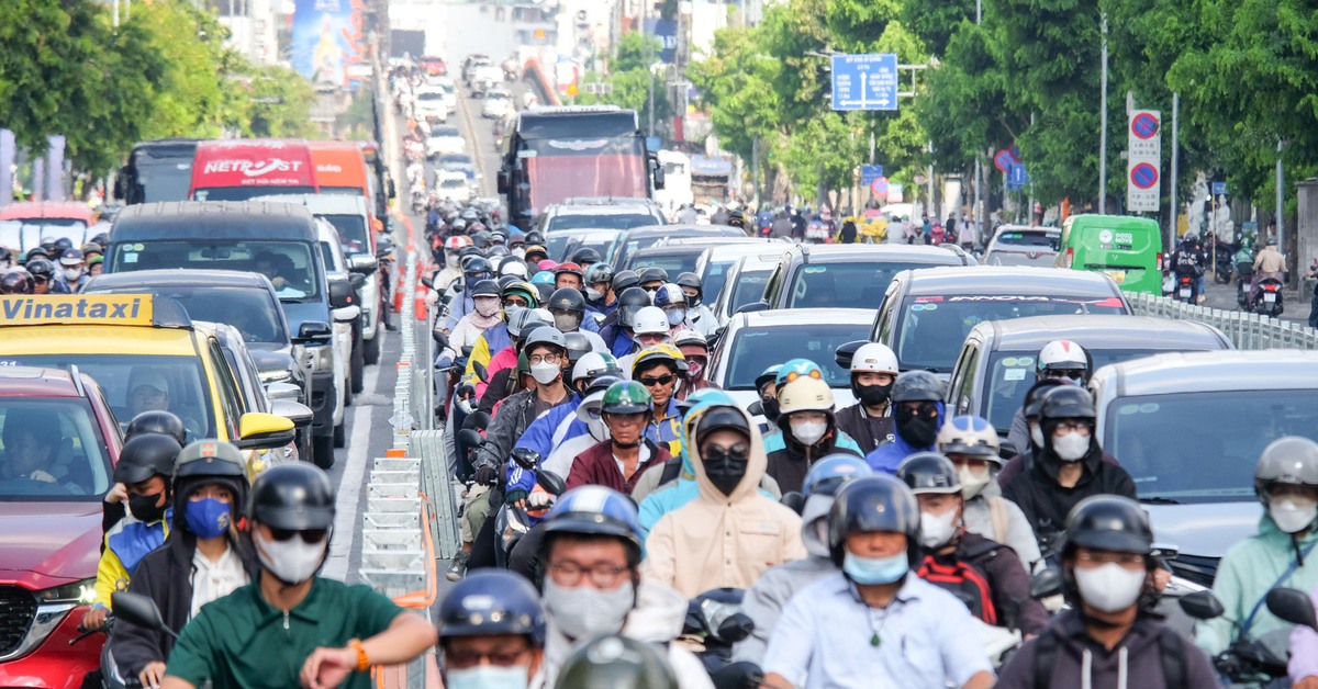 Đường Cộng Hòa hoàn tất lắp dải phân cách, biển báo trước ngày phân làn đảo chiều