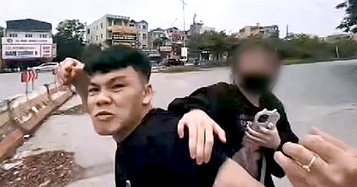 Chở bạn gái không đội mũ bảo hiểm, nam tài xế còn lao vào đấm cảnh sát giao thông khi bị kiểm tra