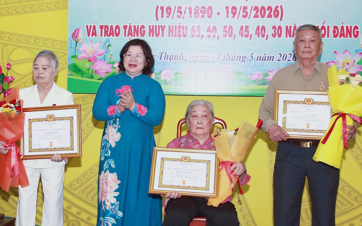 Lãnh đạo TP.HCM trao Huy hiệu Đảng cho nhiều đảng viên cao tuổi đợt 19-5