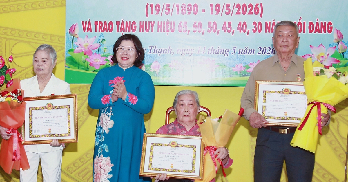 Lãnh đạo TP.HCM trao Huy hiệu Đảng cho nhiều đảng viên cao tuổi đợt 19-5