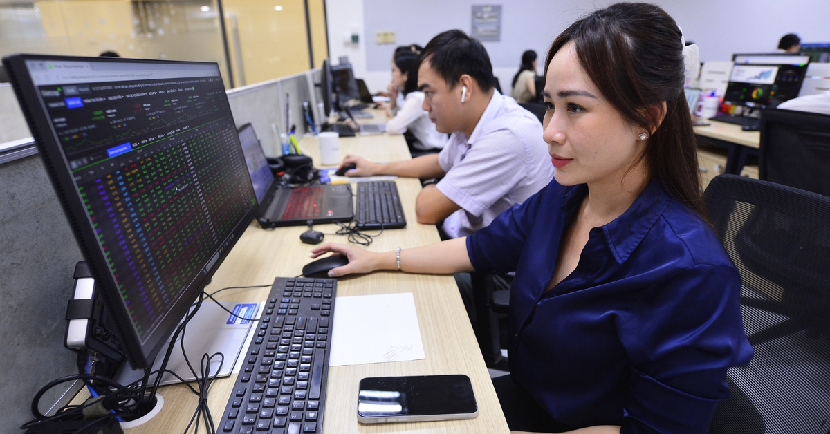 VN-Index có kỷ lục mới, cổ phiếu 'họ Vin' và FPT bứt phá