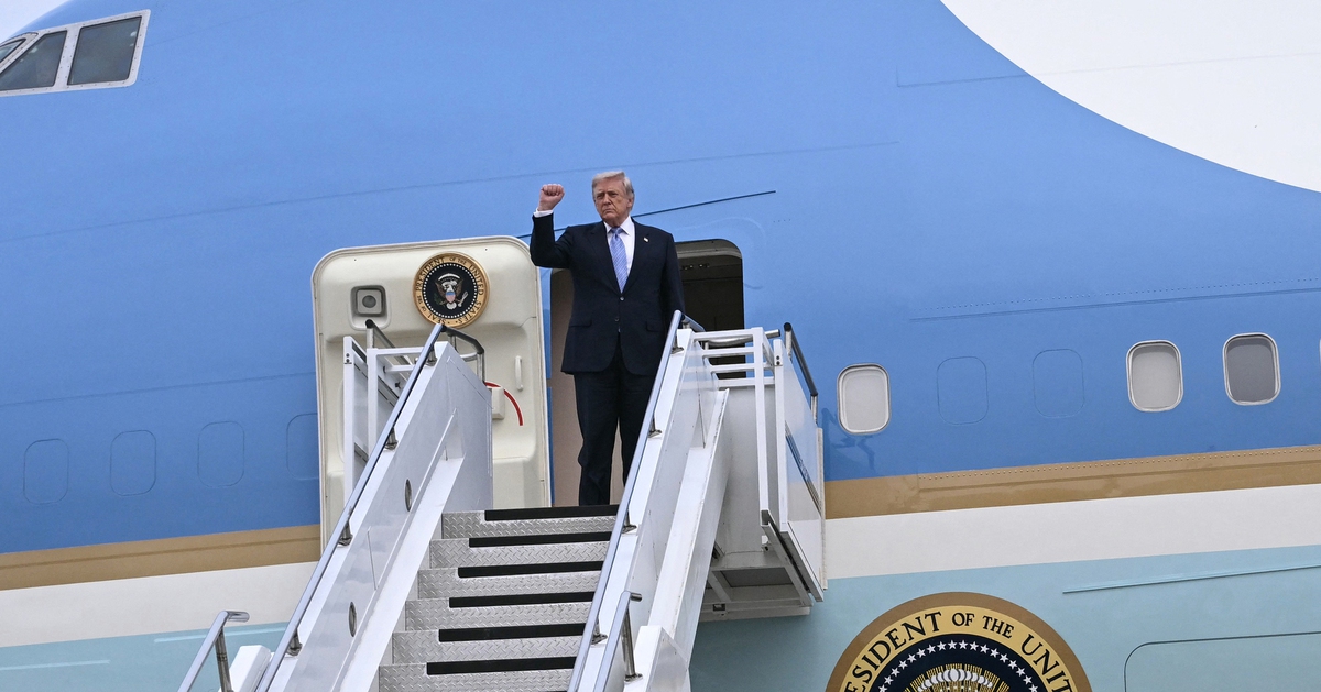 Ông Trump giơ nắm tay thể hiện quyết tâm khi lên chuyên cơ rời Trung Quốc