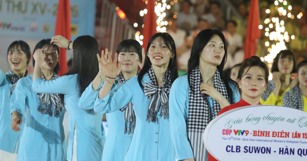 Các chân dài bóng chuyền duyên dáng, dịu dàng với áo bà ba, khăn rằn