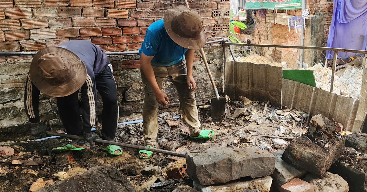 Dẹp chuồng gà chắn hẻm ở Quảng Ngãi, làm cống thoát nước