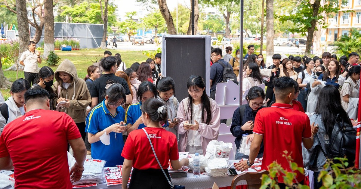 J&T Express thu hút lao động trẻ, thúc đẩy trải nghiệm số tại LOGFAIR 2026