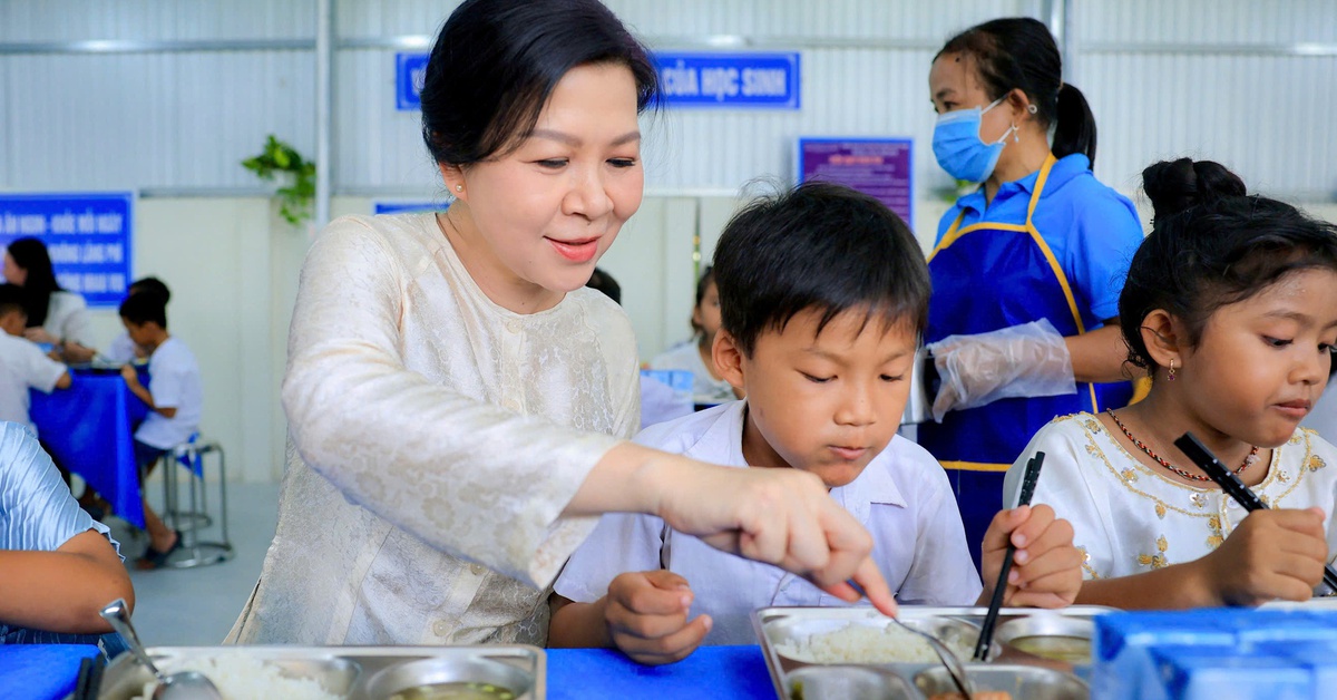 'Bữa ăn dinh dưỡng học đường' vun đắp đường đến trường cho học sinh vùng khó