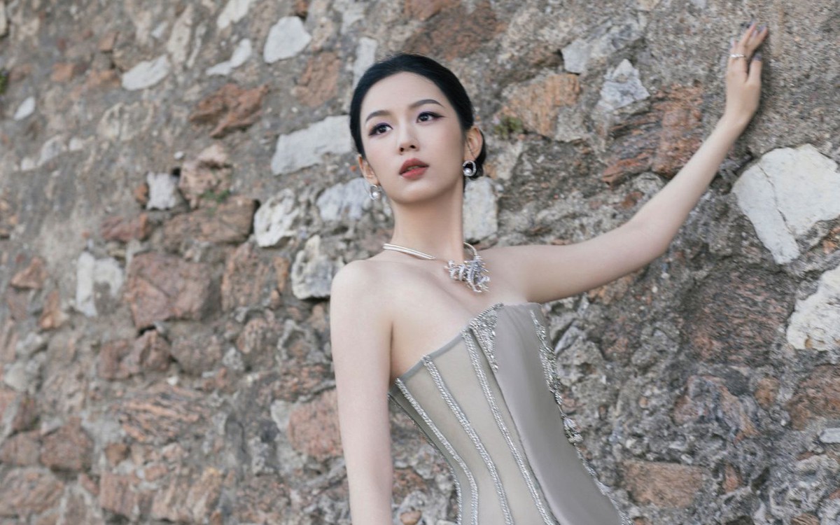 Châu Dã diện đầm Phan Huy tại Liên hoan phim Cannes