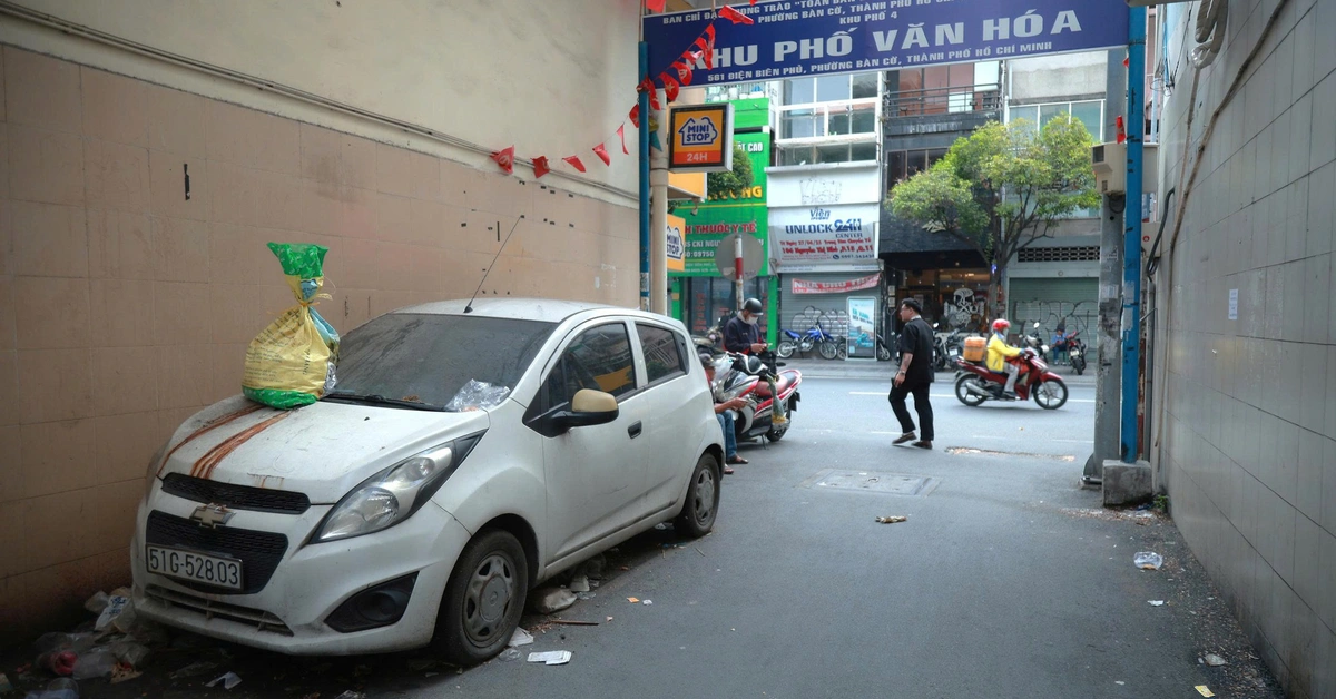 Cẩu ô tô đậu cản trở giao thông nhiều tháng trong hẻm đường Điện Biên Phủ, TP.HCM