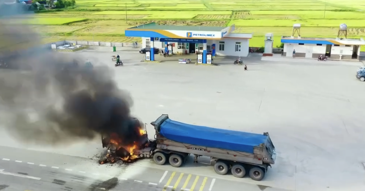Xe tải cháy ngùn ngụt gần cây xăng, tài xế may mắn thoát nạn