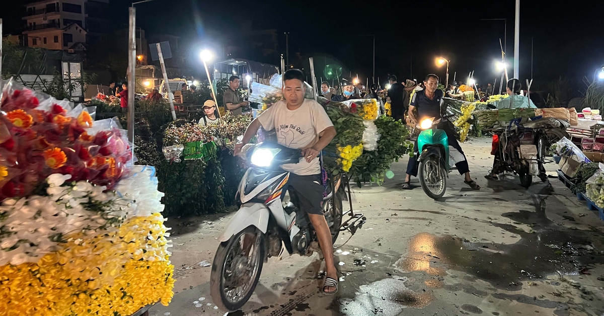 Khu chợ 'chui' quy mô khủng hoạt động thâu đêm sau nghĩa trang ở Hà Nội