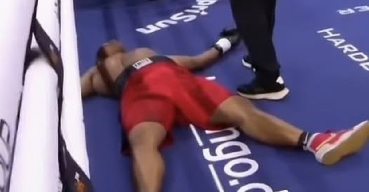 Lạ lùng võ sĩ bị 'bỏ mặc', sau khi bị hạ knock-out chỉ sau 1 cú đấm