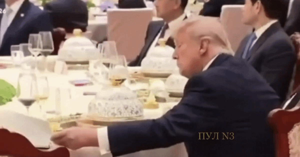 Video ông Trump 'lén' mở xem tài liệu của ông Tập gây sốt mạng, sự thật ra sao?