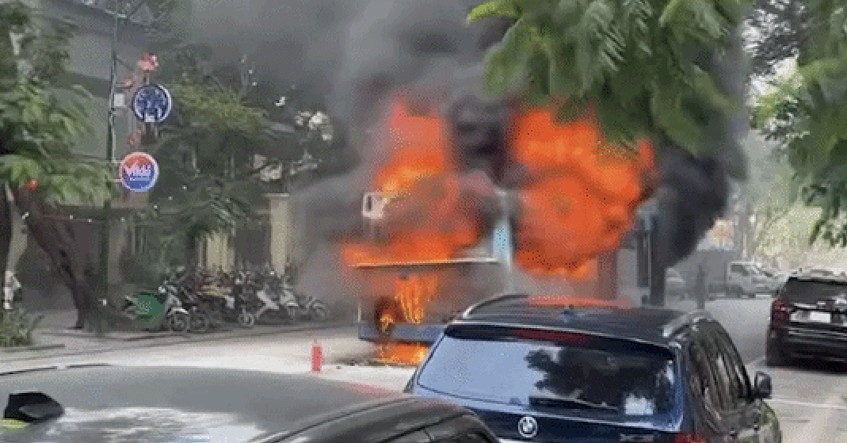 Xe buýt cháy ngùn ngụt trên phố trung tâm Hà Nội