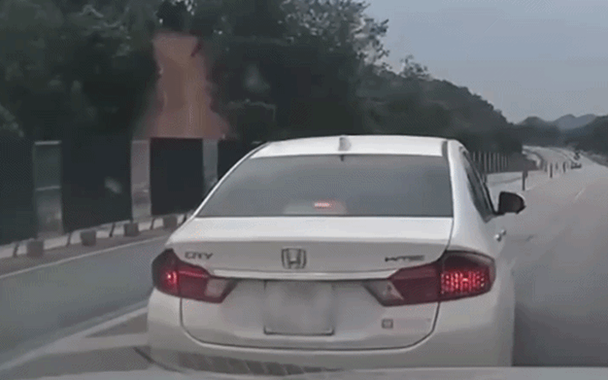 Quay đầu xe trên cao tốc 2 làn, tài xế giải thích 'do có người đi cấp cứu'