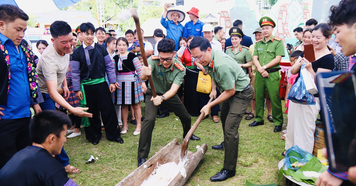 Công an và người dân rộn ràng thi giã bánh dày, nấu cỗ tại ngày hội 'Vì bình yên bản làng'
