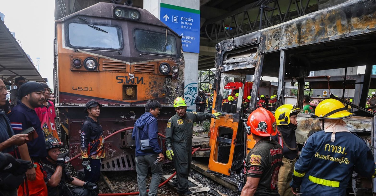 Xe buýt cháy rụi sau khi va chạm với tàu hỏa ở Bangkok, 8 người thiệt mạng