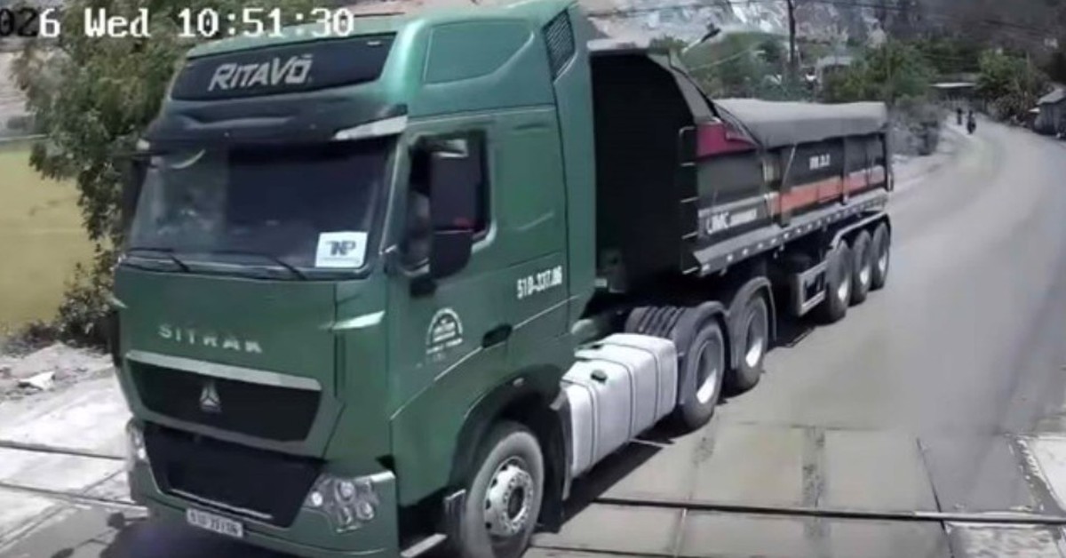 Xử phạt tài xế xe đầu kéo biển số TP.HCM tông gãy cần chắn đường sắt ở Khánh Hòa