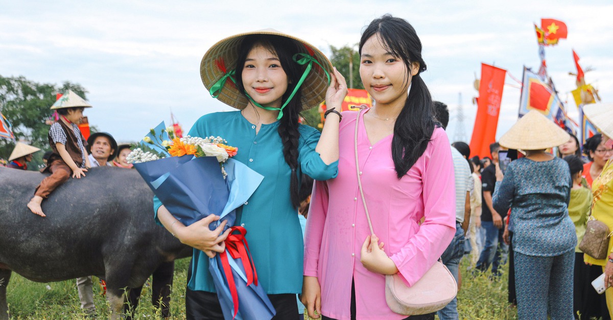 Người Đà Nẵng rước Thần Nông, làm lễ trước đá thần nhân lễ hội mục đồng làng Phong Lệ