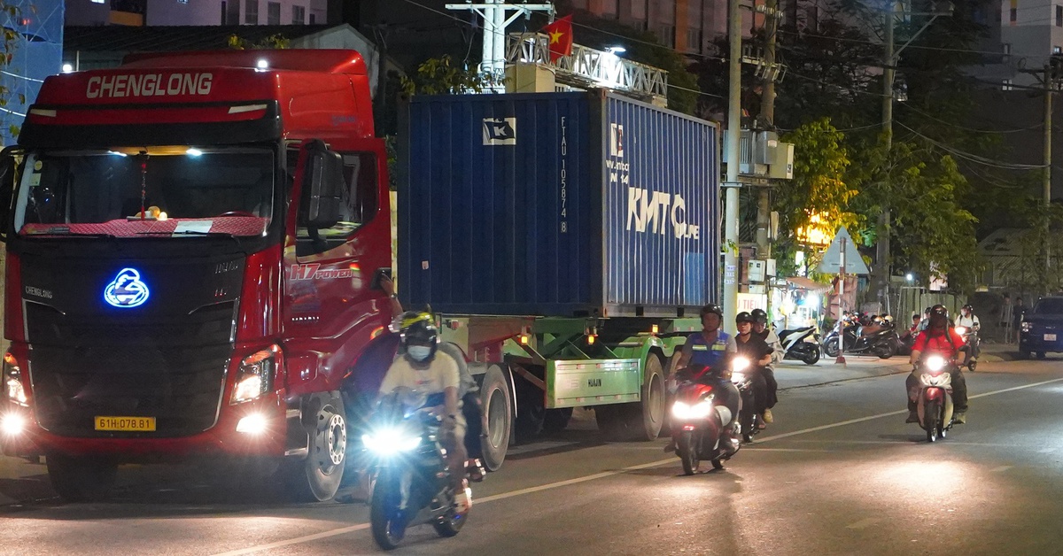 Container đậu gần kín làn xe máy trên đường Thống Nhất