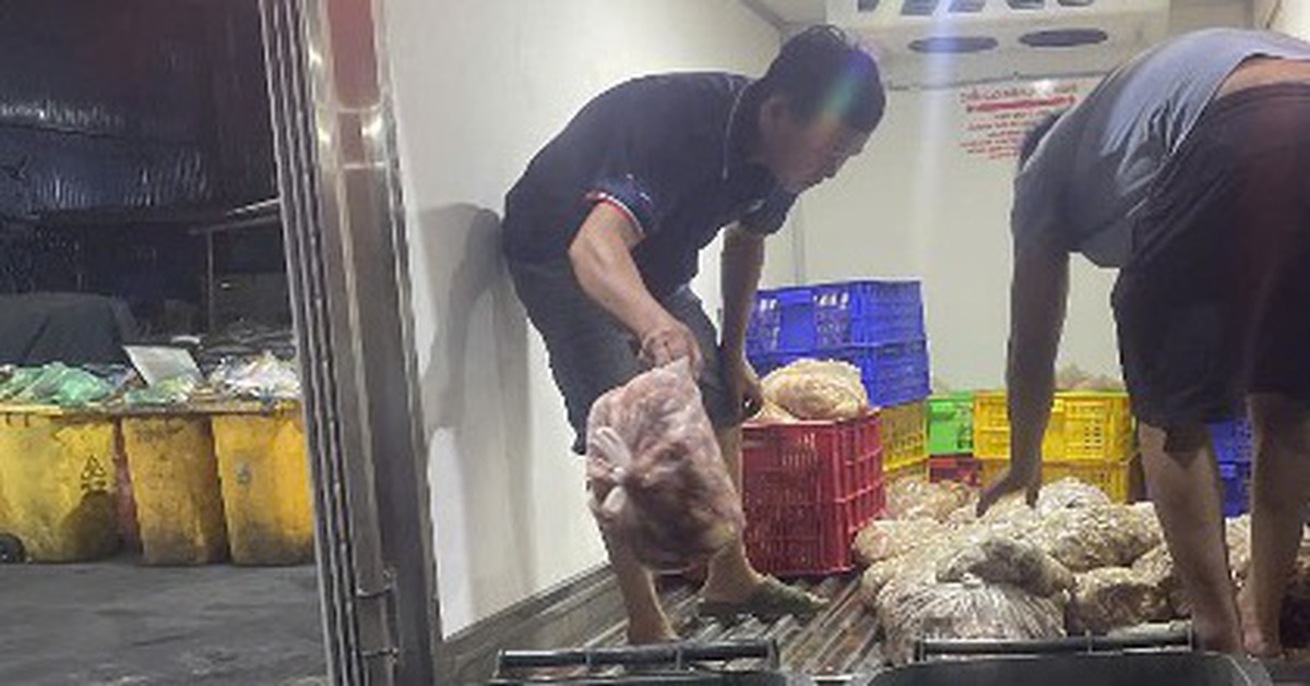Liên tiếp chặn bắt các vụ vận chuyển thịt heo, gà bẩn vào TP.HCM tiêu thụ