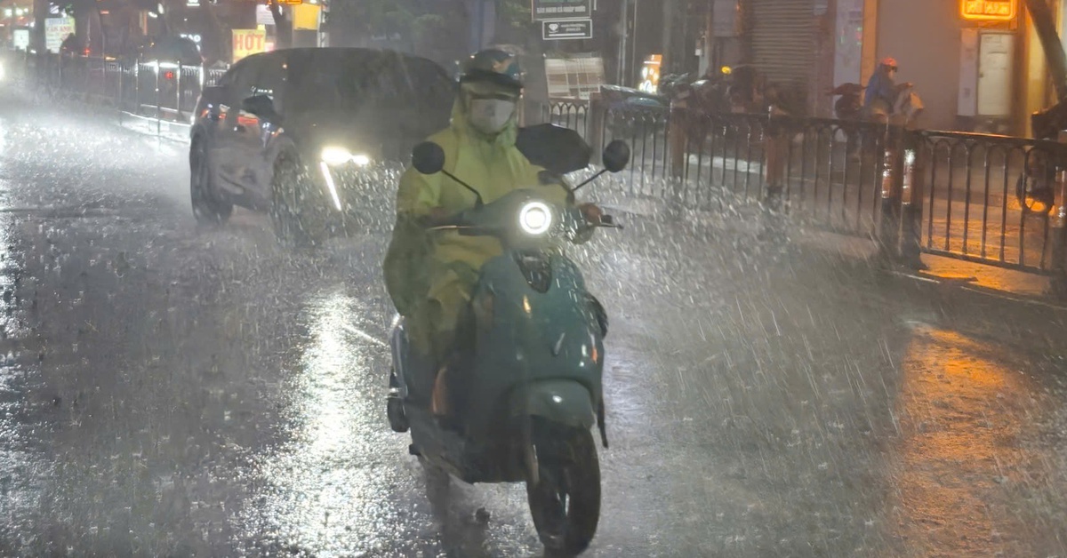 Mưa dông đang trút xuống TP.HCM, càng về tối càng lan rộng