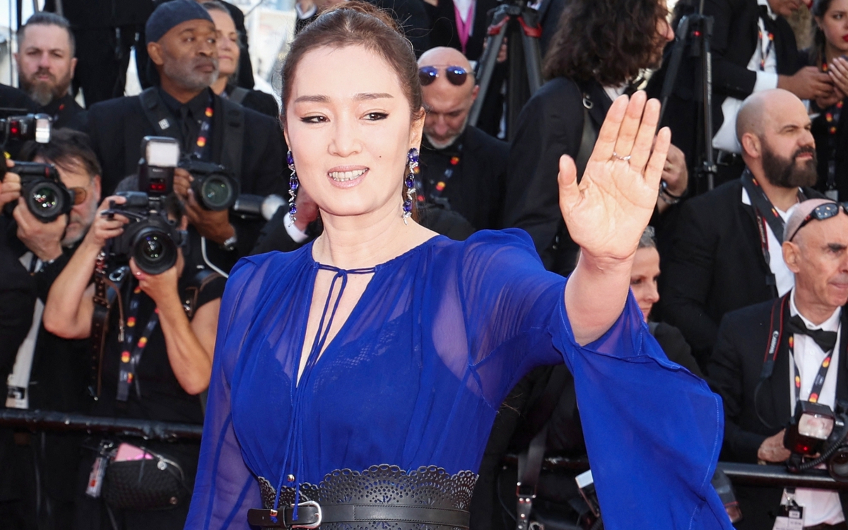 Bất chấp lệnh cấm hở bạo ở Cannes, thảm đỏ vẫn tràn ngập mốt mặc như không mặc