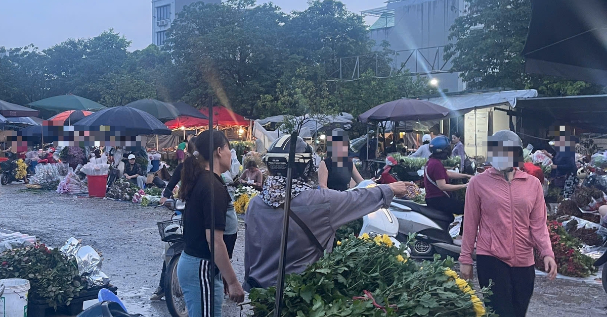 Chợ tự phát hoạt động náo nhiệt giữa khuya ở Hà Nội