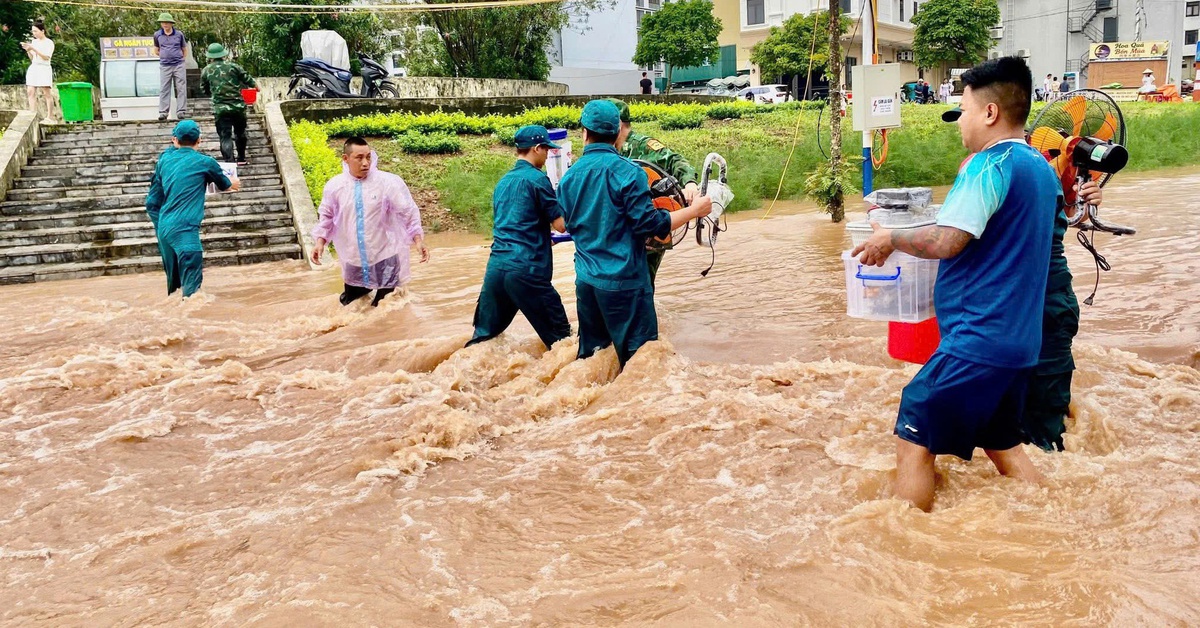 Mưa lớn biến nhiều tuyến đường ở Hải Phòng, Quảng Ninh thành sông