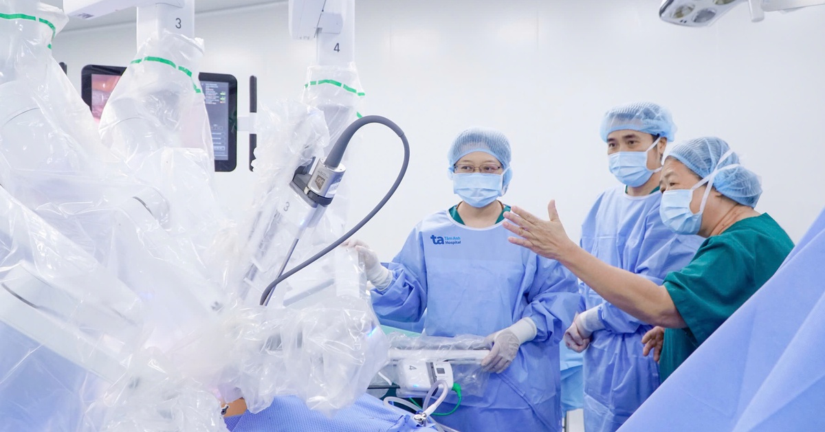 Bác sĩ Việt chinh phục phẫu thuật robot, mở đường hình thành trung tâm chuẩn quốc tế