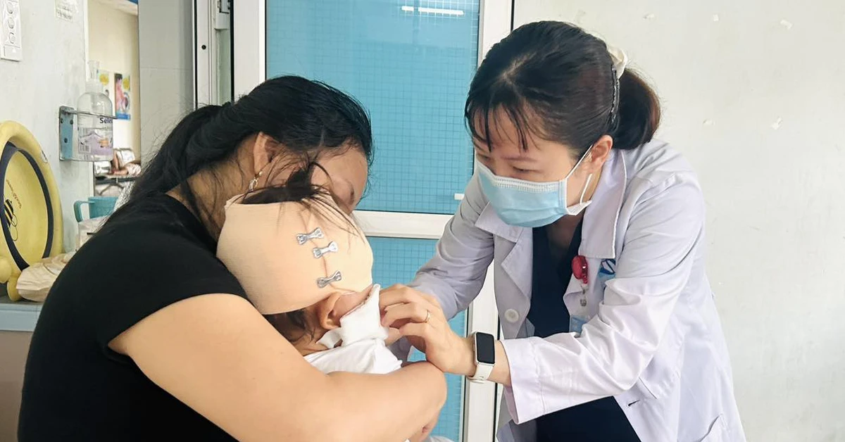 Bé 19 tháng tuổi phải nhập viện cấp cứu vì bị 2 con chó nuôi trong nhà lao vào cắn