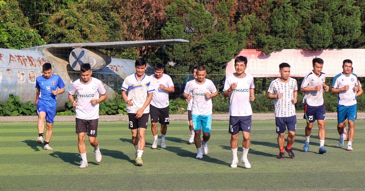 Vượt gần 200km từ Mường Nhé để hội quân đá giải công nhân