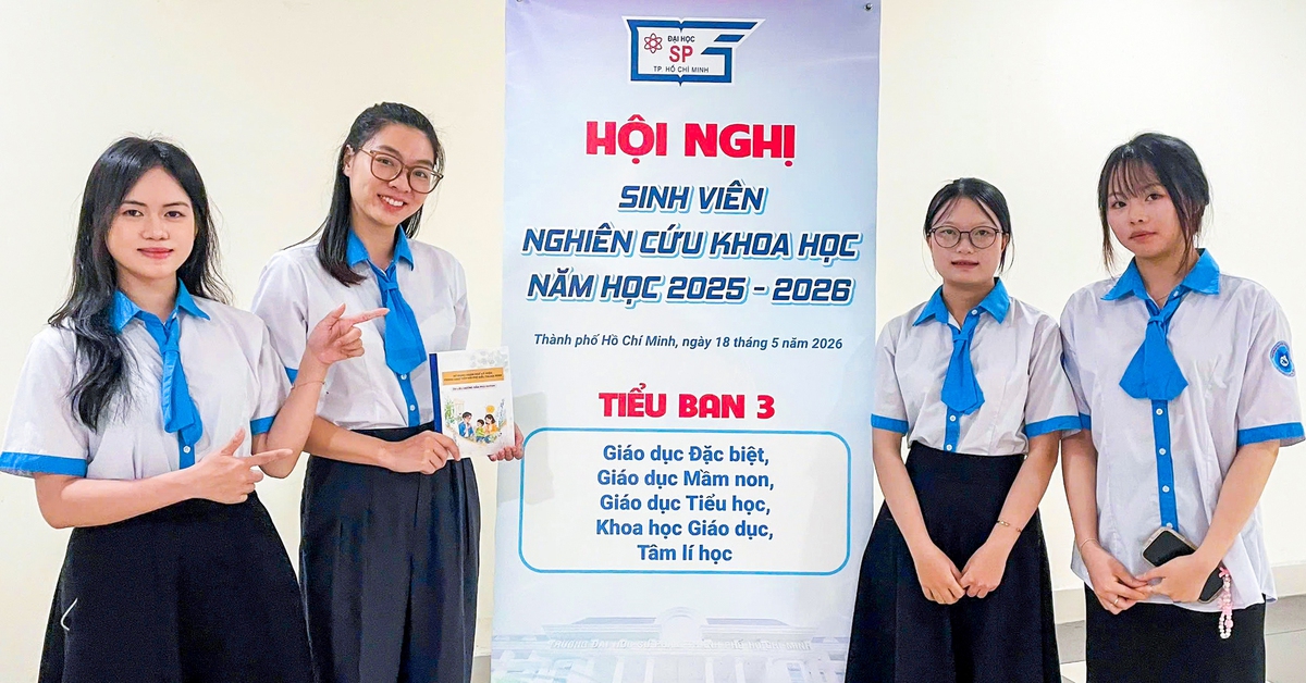 Sinh viên làm tài liệu ngôn ngữ ký hiệu giúp phụ huynh giao tiếp với trẻ điếc