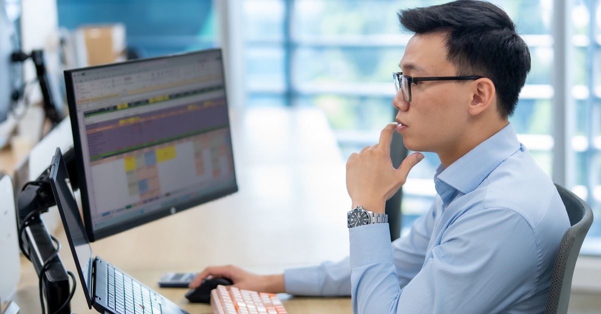 Chứng khoán tuần mới: VN-Index liên tiếp lập đỉnh, vì sao chuyên gia vẫn khuyên thận trọng?