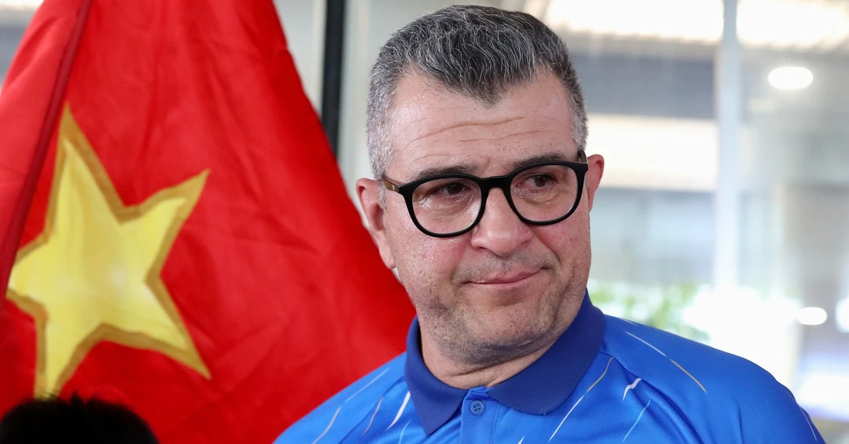 HLV Cristiano Roland khóc khi cùng U17 Việt Nam về nước