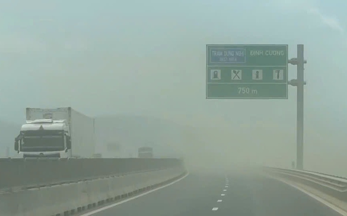 Bụi mù mịt trên cao tốc Quảng Ngãi - Hoài Nhơn vì thi công trạm dừng nghỉ