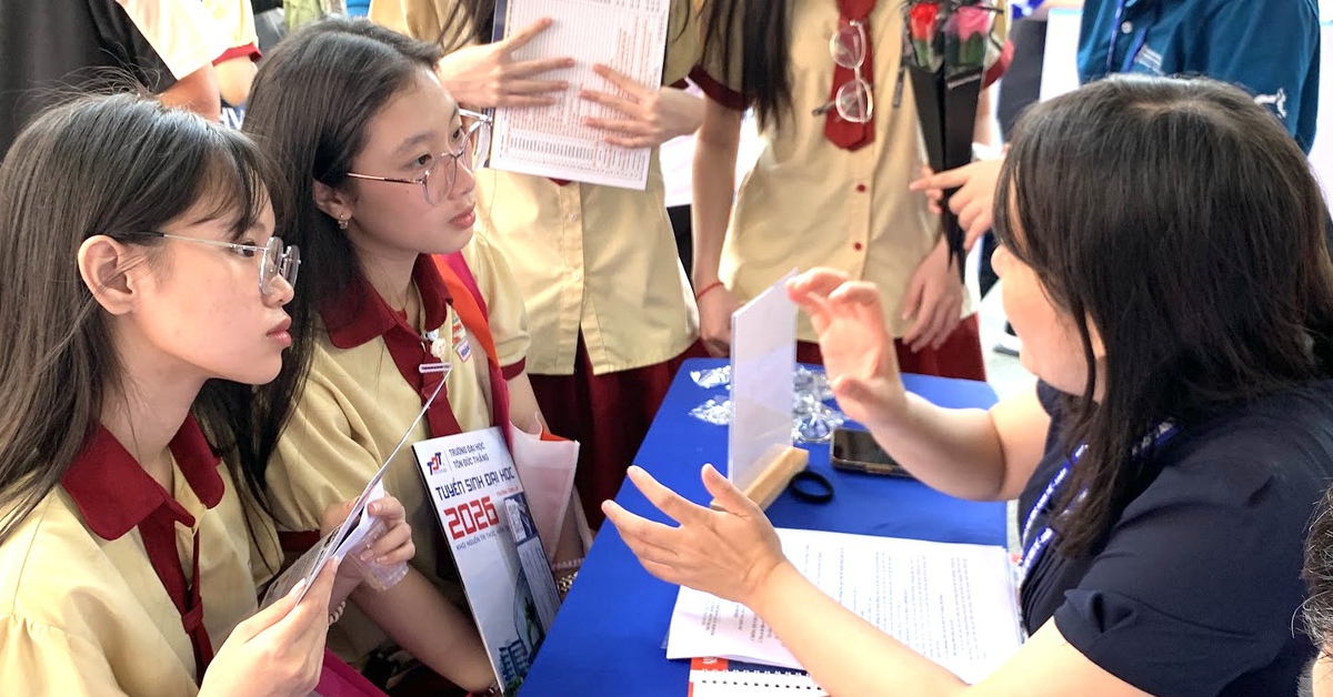 Đại học Kinh tế TP.HCM nhận minh chứng xét tuyển đại học 2026