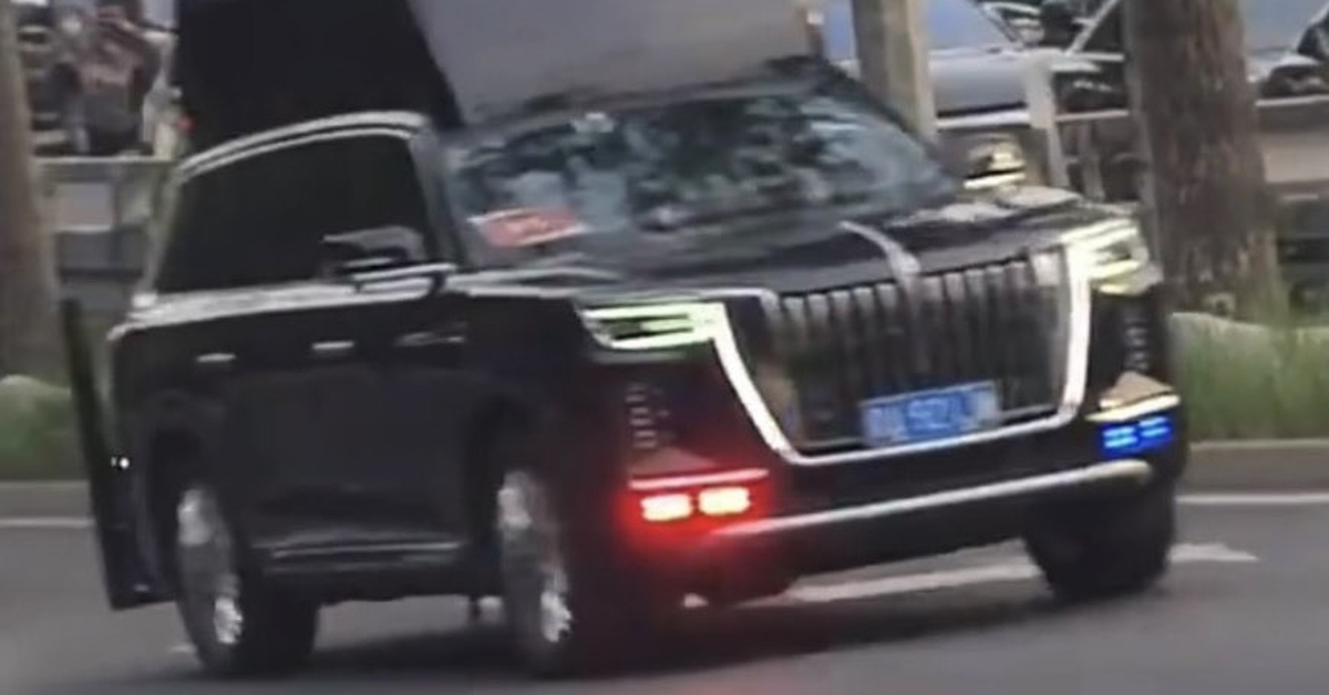 Chiếc xe bí ẩn trong đoàn hộ tống ông Donald Trump gây xôn xao, dân mạng thi nhau 'mổ xẻ' vai trò