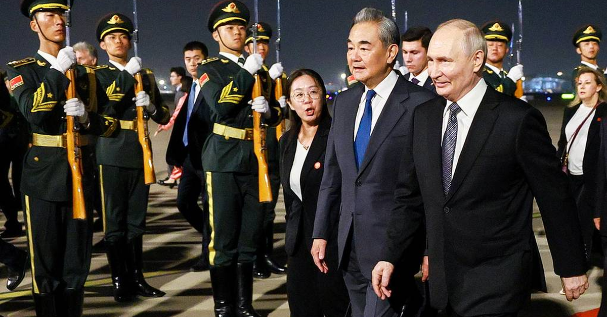 Ông Putin đến Trung Quốc, Ngoại trưởng Vương Nghị ra sân bay đón