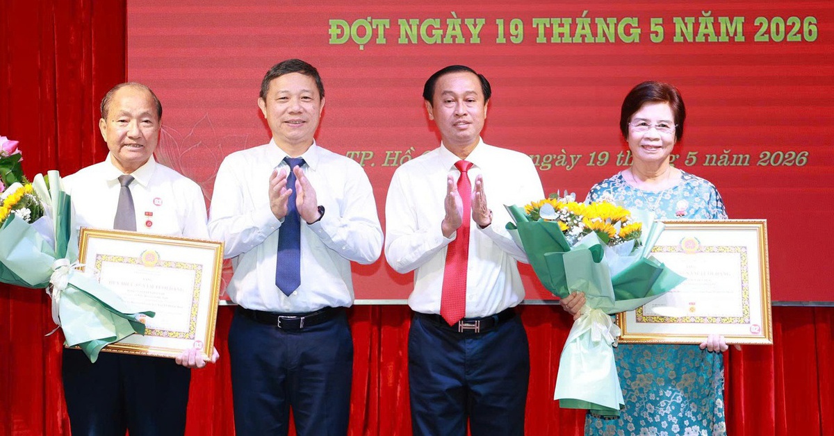 Đảng ủy các cơ quan Đảng TP.HCM trao Huy hiệu Đảng đến 13 đảng viên dịp 19-5