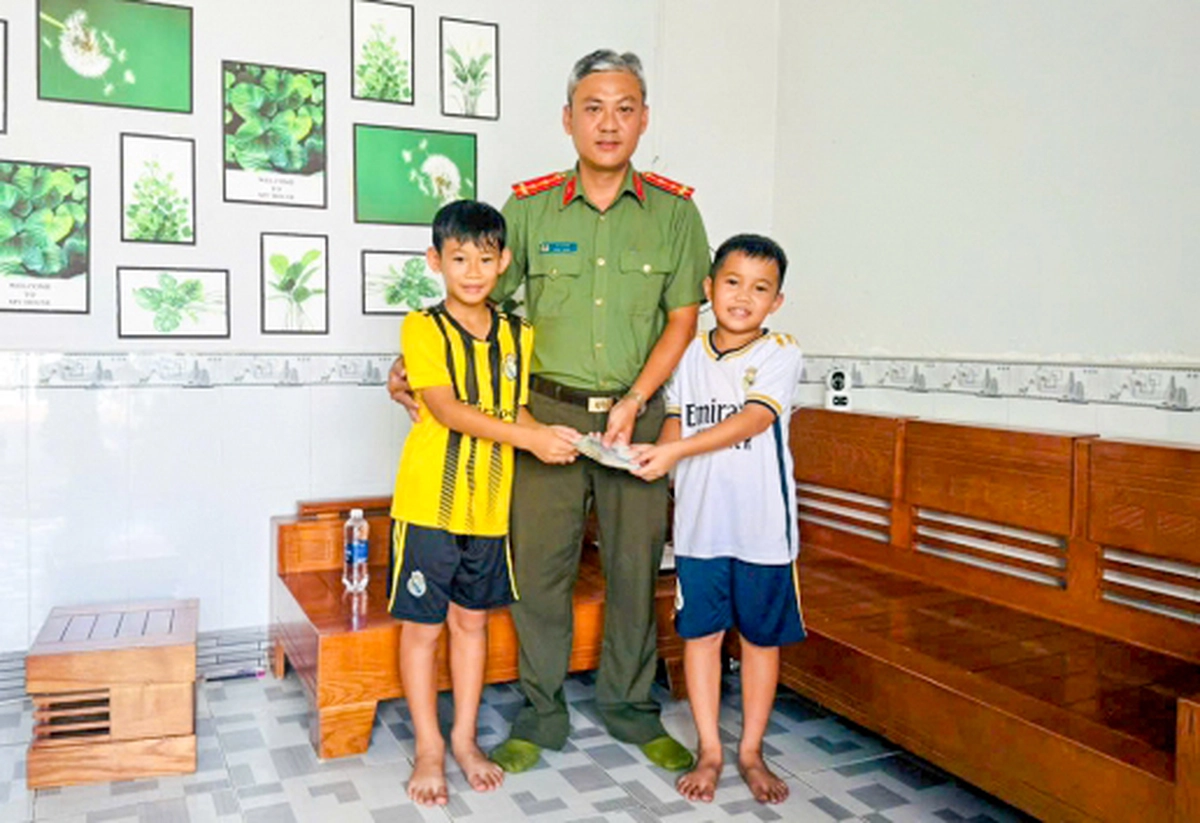Hai học sinh lớp 4 nhặt được 20 triệu đồng mang giao nộp công an