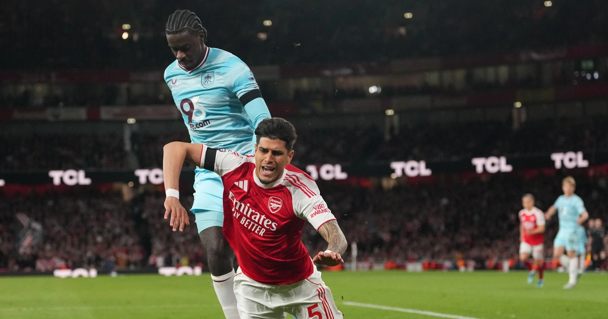 Ngôi sao Arsenal gặp sự cố hài hước