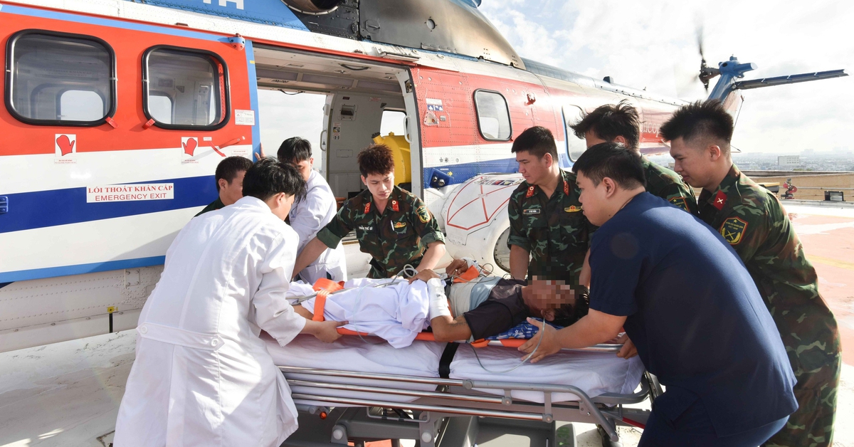 Trực thăng bay đêm đưa 2 bệnh nhân nguy kịch từ Trường Sa về đất liền