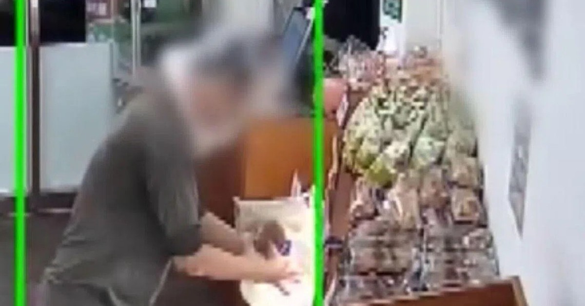 Trùm túi ni lông lên đầu né camera, người đàn ông trộm 50 ổ bánh mì
