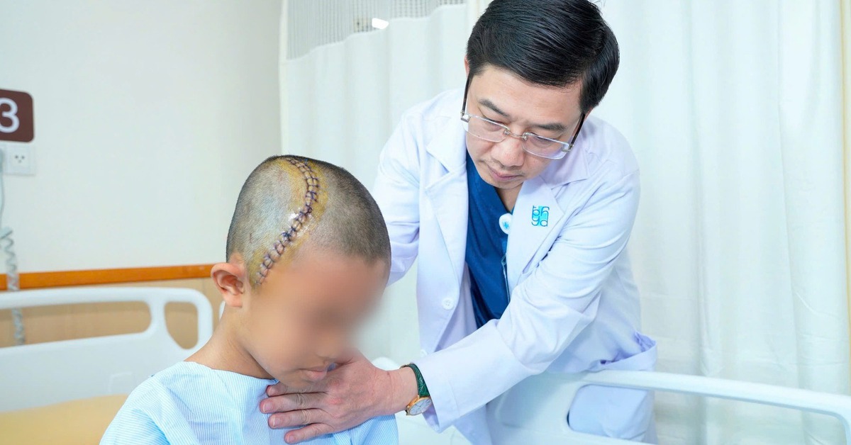 Bác sĩ ở TP.HCM mổ não tỉnh cho cậu bé 12 tuổi, cho làm toán ngay trên bàn mổ